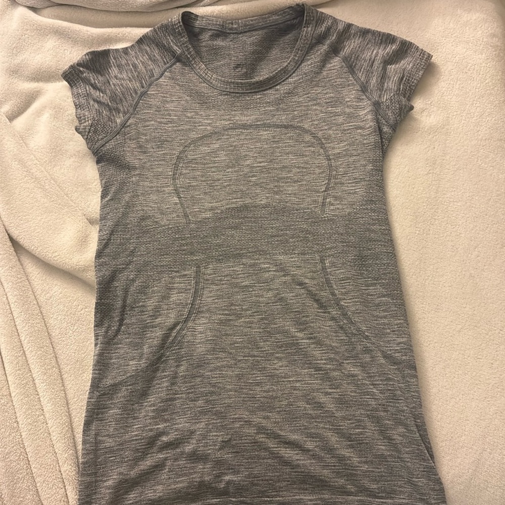 Lululemon swiftly tech short sleeve size 6 regular length